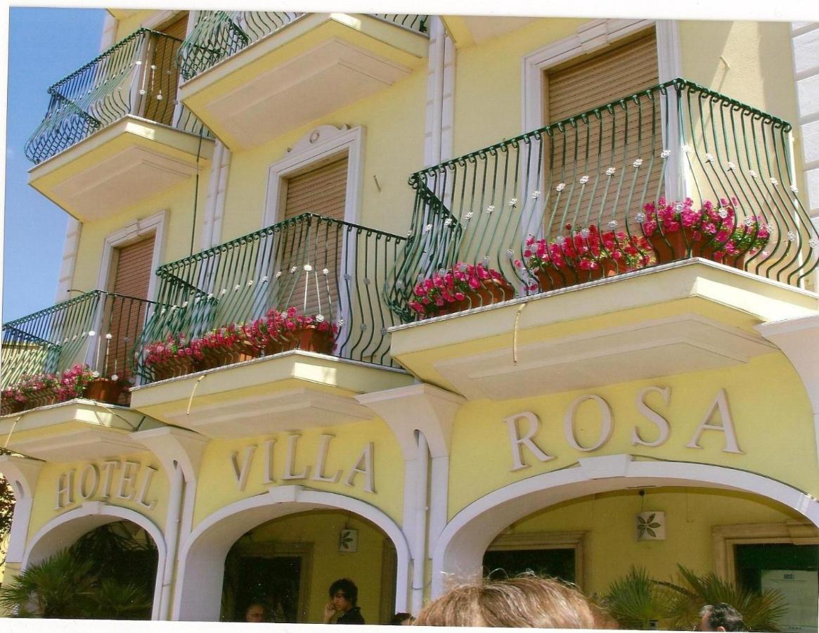 Hotel Villarosa Con Vespa Rent Сарок Екстериор снимка