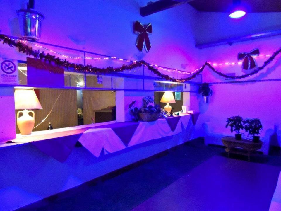 Hotel Villarosa Con Vespa Rent Сарок Екстериор снимка