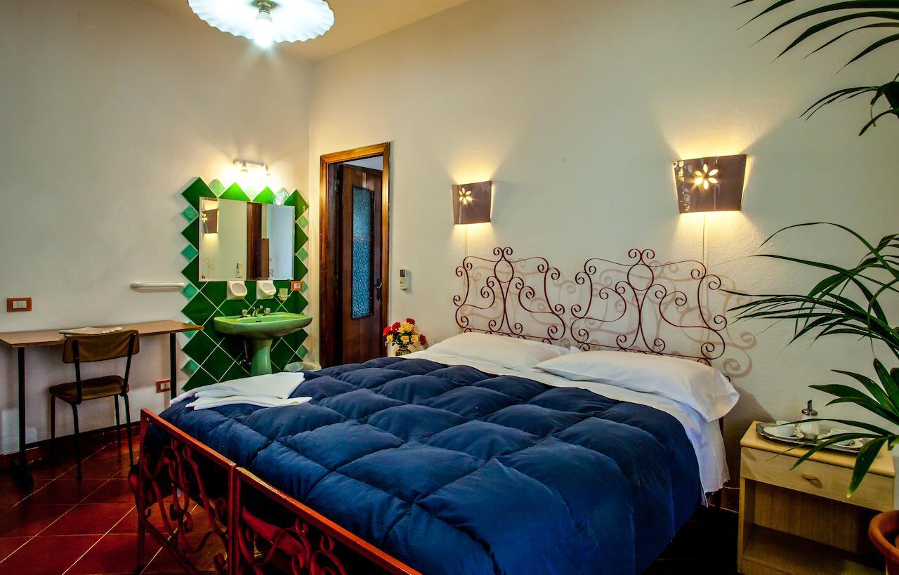Hotel Villarosa Con Vespa Rent Сарок Стая снимка