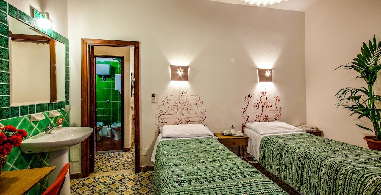 Hotel Villarosa Con Vespa Rent Сарок Екстериор снимка