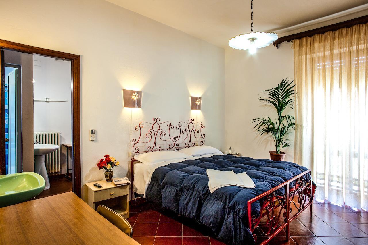 Hotel Villarosa Con Vespa Rent Сарок Стая снимка