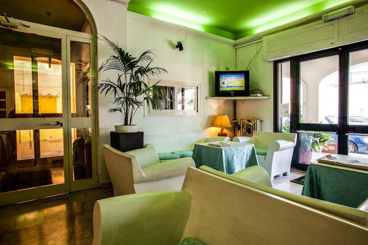 Hotel Villarosa Con Vespa Rent Сарок Екстериор снимка
